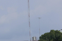 Grosser_und_kleiner_Antennenmast